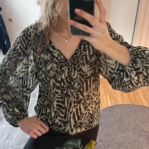 Zebrablus mango  - Såå snygg blus från mango🥰strl xs men passar mig bra som brukar ha s! Aldrig använd!