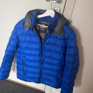 Colmar jacka - Skick 9/10 inga defekter bara använd under vintern Storlek 48 passar S/M Fler frågor eller funderingar hör av dig i dm!💯