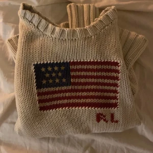 Ralph lauren USA tröja  - Säljer denna super söta R.L USA tröjan som passar perf till våren! Dock finns en liten fläck vid framsidan och är därför priset är så lågt men annars är den jätte gullig💕