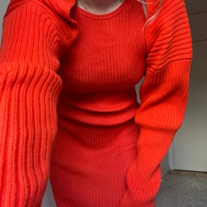 Stickad set H&M - Orange set som går åt det röda hållet.  Från H&M Klänning S Kofta M  300kr för båda