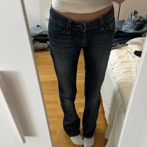 MIDWAIST JEANS - Jättefina Midwaist jeans som jag säljer eftersom de är för stora för mig. Midjemått: 40 tvärsöver Innerbenslängd: 82