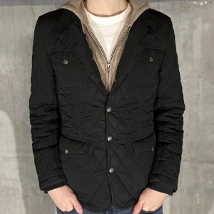 Field jacka  - Jätte fin Field jacka | Storlek: M (passar L) - skick: använd ett fåtal gånger - Vårat pris: 300kr - Nypris: 749 - modellen är 186cm
