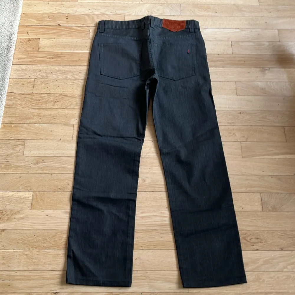 W34, regular fit, lite hårdare material, knappt använda, Måste däremot tvättas i 30 grader.. Jeans & Byxor.