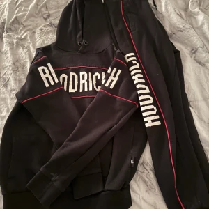 hoodrich set  - säljer domma för dom inte heller kommer till användning. dom är i strl S men passar nog XS eftersom dom krymt lite i tvätten. 500 för hoodien och 200 byxorna. ena snöret e borta!