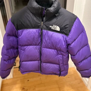 North Face jacka - Säljer min North face jacka då den inte används längre. Jackan har några skador men inget som syns tydligt. Jackan är i storlek S. Ny pris kostar den 4000kr men jag säljer den för bara 800kr