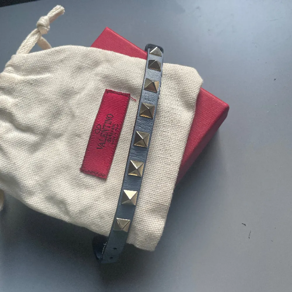 Blått valentino armband som är mycket sparsamt använt förutom en liten defekt (se på sista bilden) men inget som syns eller påverkar. Kommer inte till användning . Accessoarer.