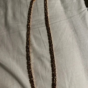 Kejsar länk - Säljer min kejsarlänk som är platerad i 18k guld. Den är 70cm lång och väger ca 125g