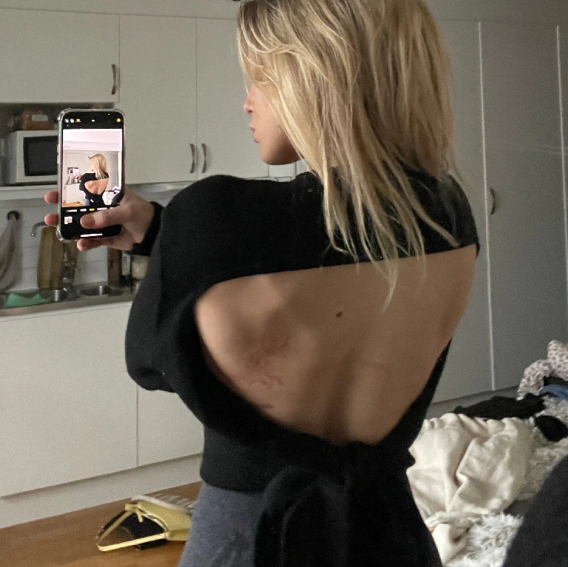 Svart stickad öppen rygg