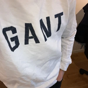 Gant  - Jag säljer två gant tröja en vit och en grå. 