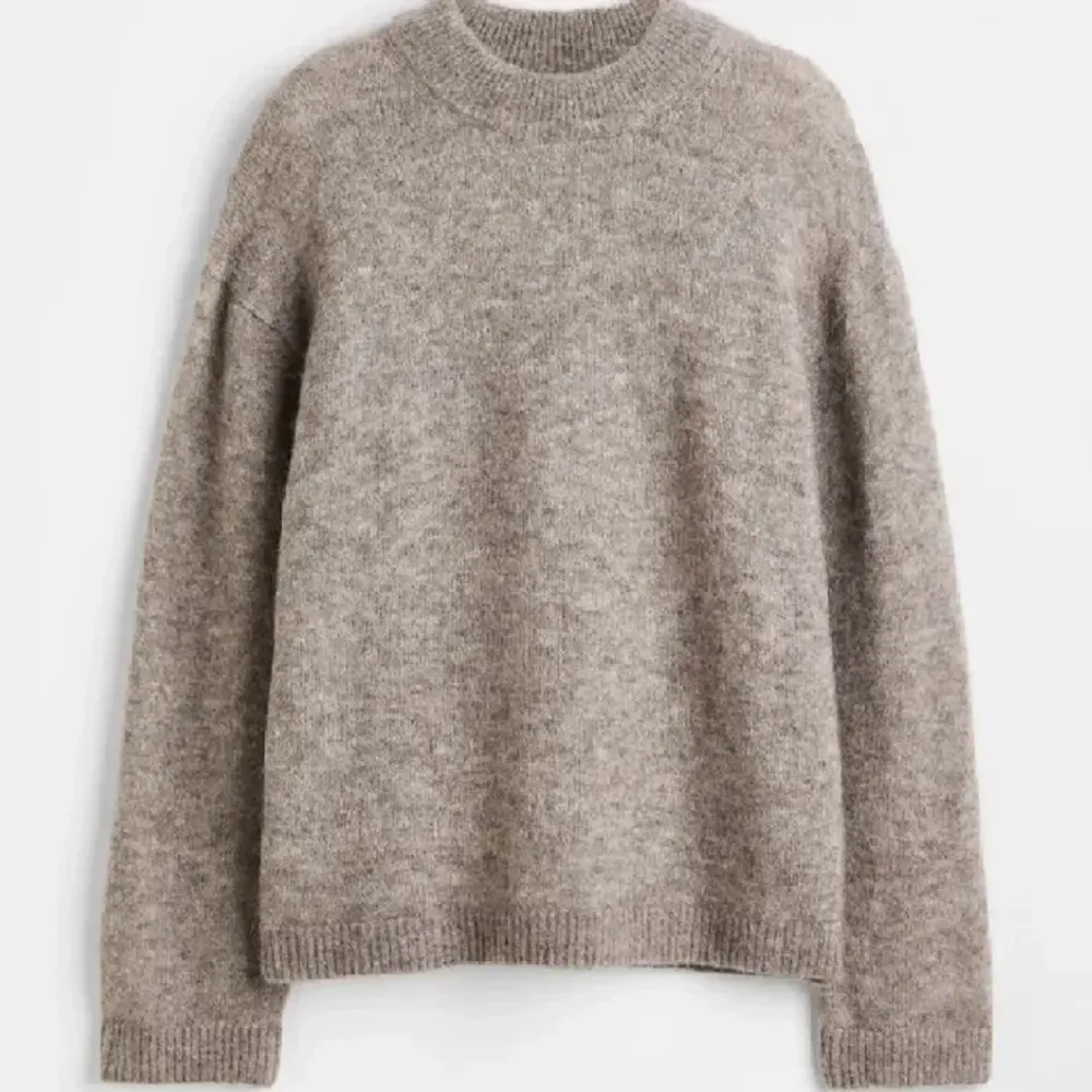 Mysigaste tröjan från H&M i mohair som ej säljs längre!! Hur mysig som helst och inte alls mycket använd🙏🏻 tryck gärna på köp nu❤️‍🔥❤️‍🔥. Tröjor & Koftor.