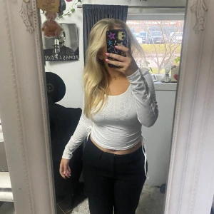 Vit tröja  - En vit tröja med hål i i storlek m 