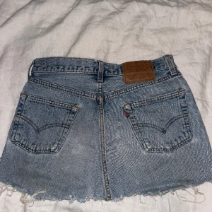Jeanskjol Levis - Snyggaste kjolen från Levis. Storlek 30/32 men passar mig som vanligtvis har S i jeans, shorts och kjolar. Passar perfekt till sommaren. Ganska kort och lågmidjad. 