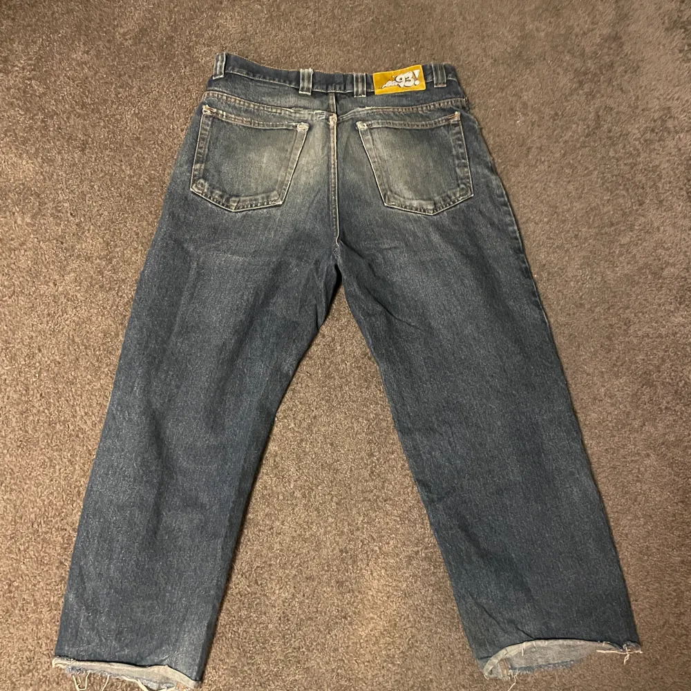 Ganska slitna polar 93 jeans med avklippt logga. Storlek 32/30 men avklippta och passar mig som är 170 lång ish. Jeans & Byxor.