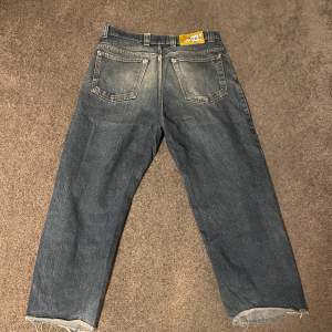 Ganska slitna polar 93 jeans med avklippt logga. Storlek 32/30 men avklippta och passar mig som är 170 lång ish