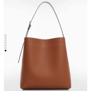 Shopperväska   - Stor storlek, med ett justerbart handtag. 34x35x10cm (längdxhöjdxBredd) Säljer pga använder inte längre. Hör av er om ni har frågor.  Nypris 600kr