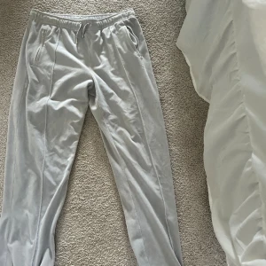 Juicy Couture byxor  - Säljer mina i princip oanvända byxor från juicy. Dom är i en ljusgrå färg. Priset går att diskutera.