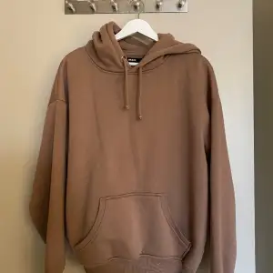 Mörkt beige/brun hoodie från bik bok