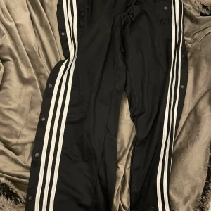 Adidas byxor - Adidas byxor med knäpp på sida helt oanvänt prislapp sitter kvar. 