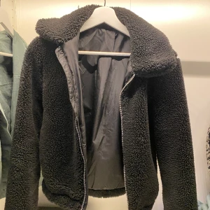 Teddy jacka  - Säljer Teddy jacka från hm! Säljer då den är lite för liten för mig☺️den har fickor fram