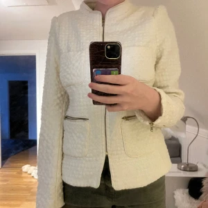 Vit/beige kofta,Jacka❤️ - De en super fin Jack-korta, färgen vit möjligtvis en underton av beige❤️ den har fickor och dragkedja❤️ Storleken är XL men sitter som en medium/small