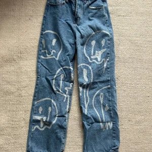 Jeans - Jeans med tryck från SHEIN. Använd endast ett fåtal gånger så i bra skick. De är i strl S