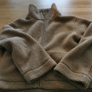 Teddy jacka  - Snygg teddy jacka som är slutsåld på Hm. Knappt använd och i väldigt gott skick. Varm och gosig. Perfekt när det är någon plusgrad. 