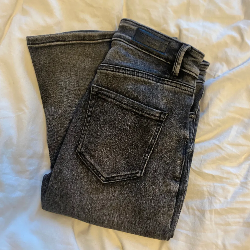 Super fina och sköna bootcut jeans från Vero Moda. Säljer då dem inte kommer till användning längre. Skriv om ni har fler frågor!💗. Jeans & Byxor.