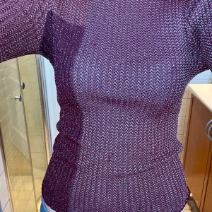 Tight topp - Säljer nu min fina snygga glittriga topp från other stories😝den är vinröd men på bilden ser den färgen lite annorlunda ut