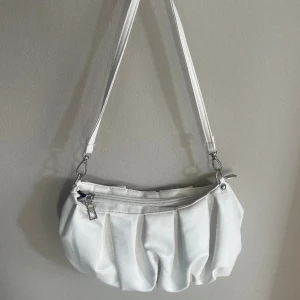 Väska - Väska från shein i fint skick! Säljer även en i svart i en annan annons!