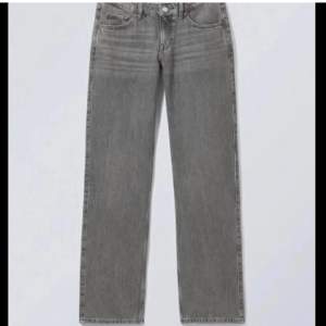 Jättesnygga lågmidjade jeans från Weekday i färgen comet gray. Storlek 26/30, nyskick💗