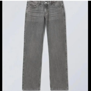 Weekday jeans - Jättesnygga lågmidjade jeans från Weekday i färgen comet gray. Storlek 26/30, nyskick💗