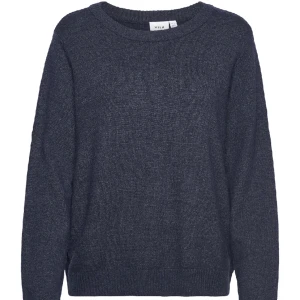 Marinblå stickad tröja - Säljer min jätte fina stickade tröja från vila då jag har en annan liknade så den här har inte kommit till användning på ett tag💕tröjan är köpt för drygt ett år sedan men är i bra skick🙌🙌kom privat för fler bilder, pris kan även diskuteras💕💕