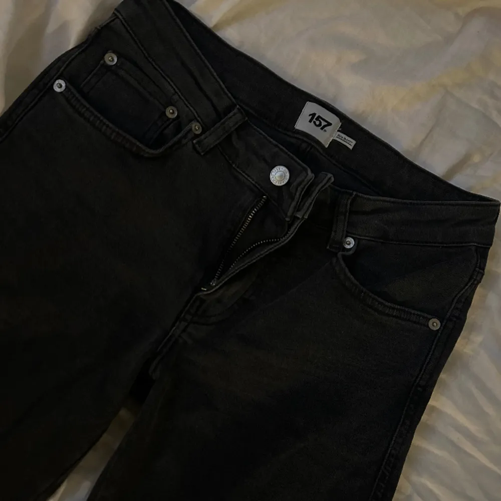 helt oanvända jeans från lager 157 , med snygga bakfickor . Jeans & Byxor.