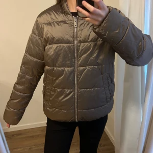 Jacka i metallfärg - Skön och varm jacka i metallfärg. Passar perfekt på mig som normalt har XS