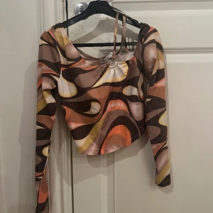 Topp - Topp från bershka stl xs och aldrig använd pga inte min stil. Sitter tajt och har detalj på högeraxeln💕skriv vid bättre bild och pris