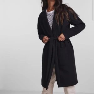 Kappa - Pieces - Kappa från Pieces i fint skick! 🤍 PCJOLENE LS LIGHT JACKET NOOS