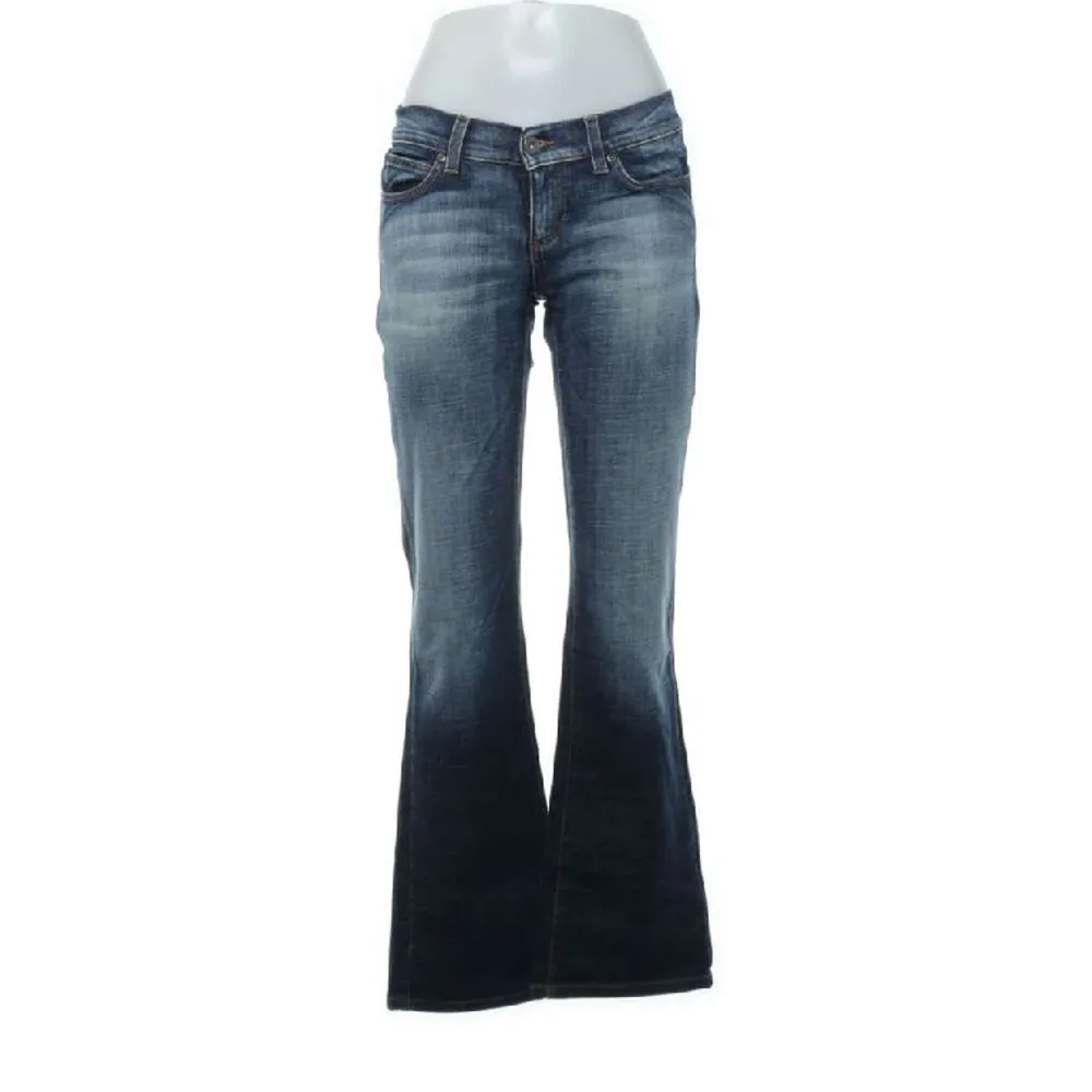 supersnygga trendiga lågmidjade jeans med så snygg färg, i nyskick med lapparna kvar. betalning sker via köp-nu!❤️. Jeans & Byxor.