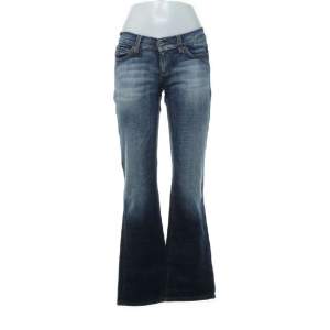 supersnygga trendiga lågmidjade jeans med så snygg färg, i nyskick med lapparna kvar. betalning sker via köp-nu!❤️