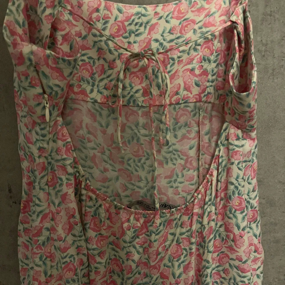 Säljer denna jätte fina blommiga klänning från zara. Den är är i jätte bra skick då den är nästan inte är använd. St 3. Klänningar.