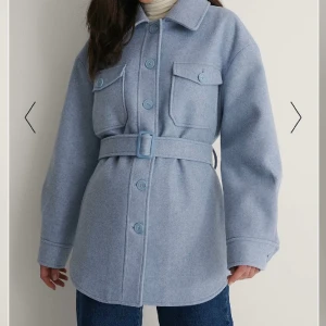 Kappa från NAKD - Ljusblå kappa från NAKD storlek 38. Aldrig använd enbart provad