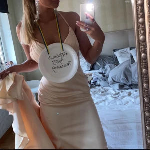 Balklänning  - Säljer min balklänning, använd en gång.  Nypris: 2500kr  Storlek S med knytt i ryggen