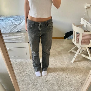 Gråa lowwaisted jeans - Snygga gråa lowwaisted jeans