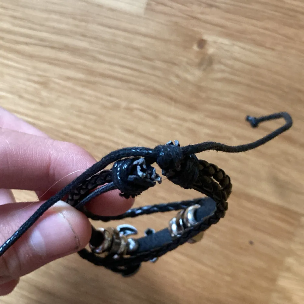 Säljer ett snyggt armband jag aldrig använt. Storleken går att justeras. Hör gärna av dig vid frågor eller fler bilder. Pris kan diskuteras. Kan även mötas upp i Solna eller närliggande ort. . Asusteet.