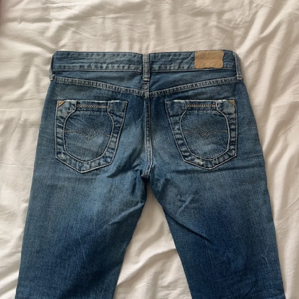 Skitsnygga lågmidjade jeans från Replay med sjukt fina detaljer, tyvärr för små för mig så kan ej visa på💕 rak passform på jeansen! Midja 38, innerben 77. Jeans & Byxor.