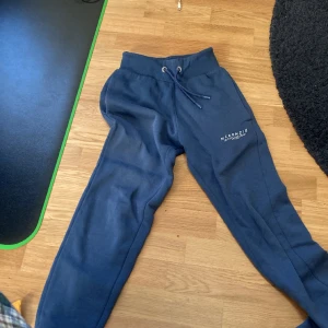 Mckenzie byxor - Säljer mina mckenzie byxor då de blivit små samt att jag bytt stil. Bra skick förutom lite skråmor på loggan (se bild 3) men annars fint skick. Tänker inte så dyrt, vill mest bli av med dem. Tveka inte att höra av dig vid frågor eller fler bilder. 