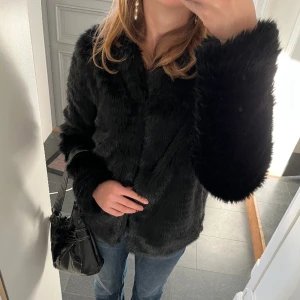Svart pälsjacka från Pimkie - Svart jacka i fuskpäls från Pimkie. Kan inte hitta storlek men skulle säga M. Väldigt fint skick! Säljer flera svarta pälsjackor. Använd gärna köp nu!