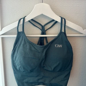 Sport-bh - Jätteskön sport-bh som tyvärr blivit för liten för mig. Fint skick 