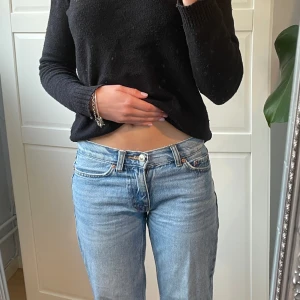  Låg midja jeans  - Jättesnygga par låg midja jeans från Gina💓. Säljs för att de inte kommer att användas. Jag är 175 och är typ storlek 34/36 när de kommer till jeans och dem passa mig perfekt! Köpte för 500kr. Skriv om mer information 😌