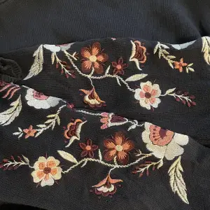 säljer nu min jätte fina mörkblåa stickade tröja med blommor då den ej kommer till användning. jätte fin med typ broderade blommor längst ner på armarna💕 fråga efter fler bilder!