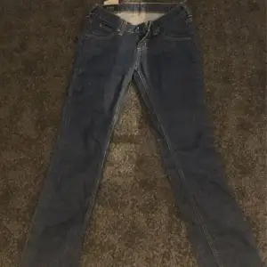 Mörkblåa Lee jeans ( saknar knapp, går att få med om man vill sätta på själv )  150kr ( inklusive frakt )